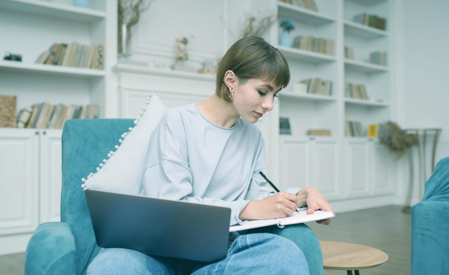 Сучасний офісний простір для командної роботи та обговорень